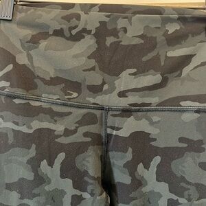 EUC Lululemon Align high rise legging. Size 6. 25” inseam